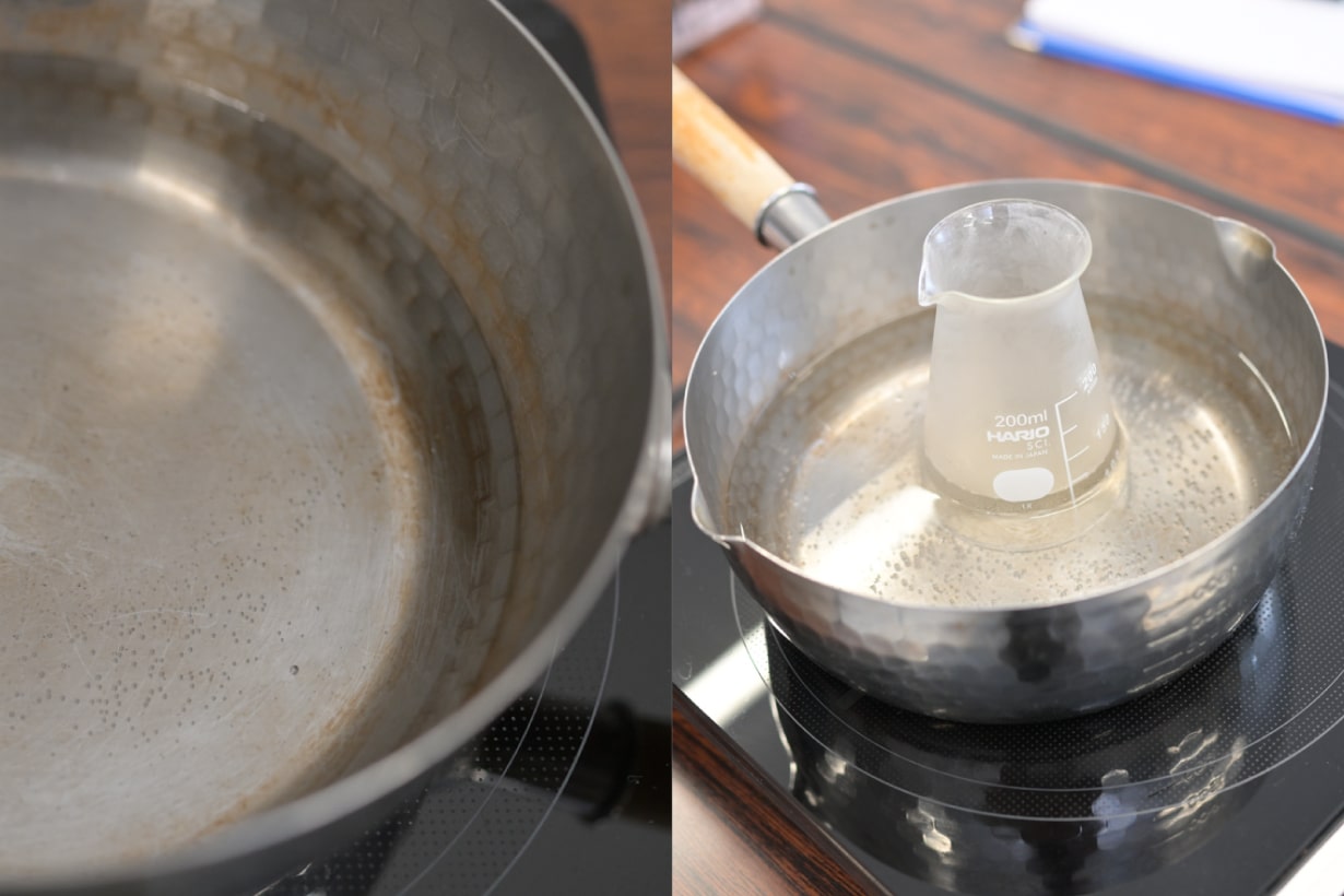 日本酒の入った器を鍋に入れる