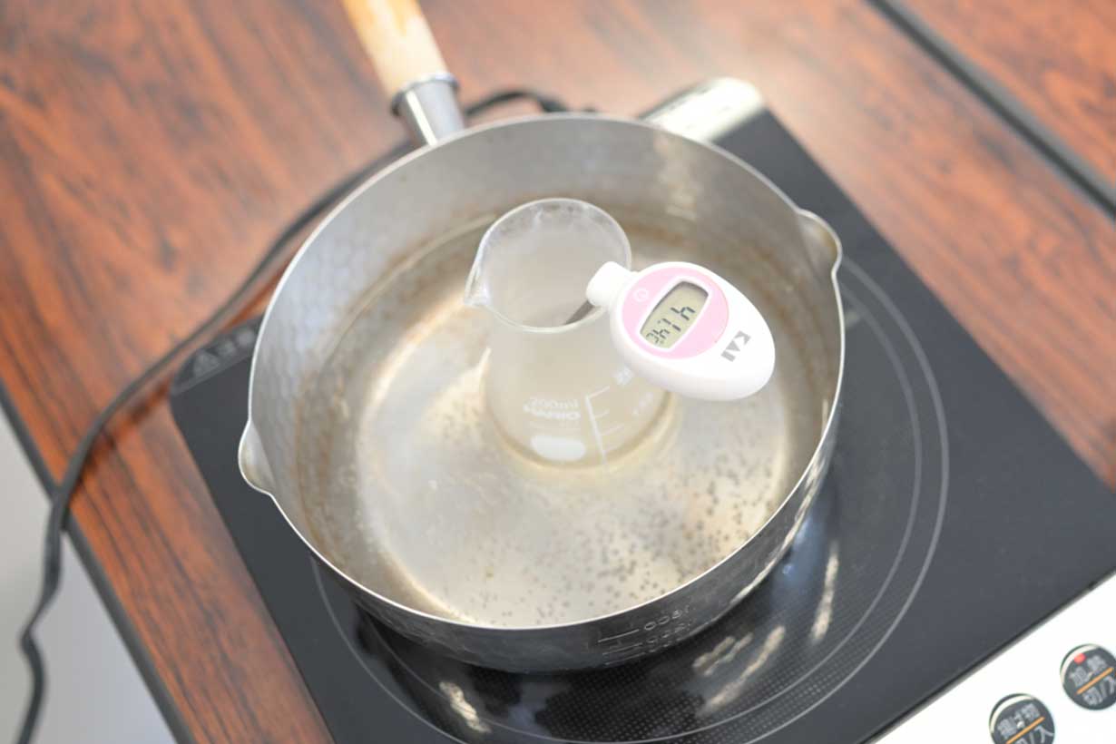 器に温度計を入れながら温める