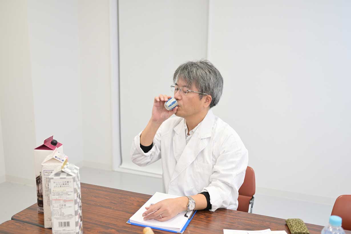 試飲中の数岡教授