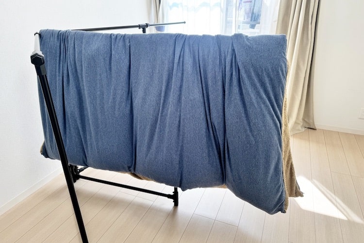 雨風や花粉も影響なし！ 布団を部屋干しするコツとおすすめアイテムを紹介