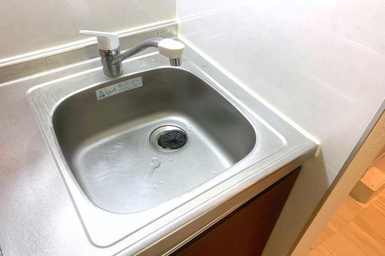 【プロ監修】ステンレスシンクの掃除！ 頑固な汚れも簡単に落とす秘訣