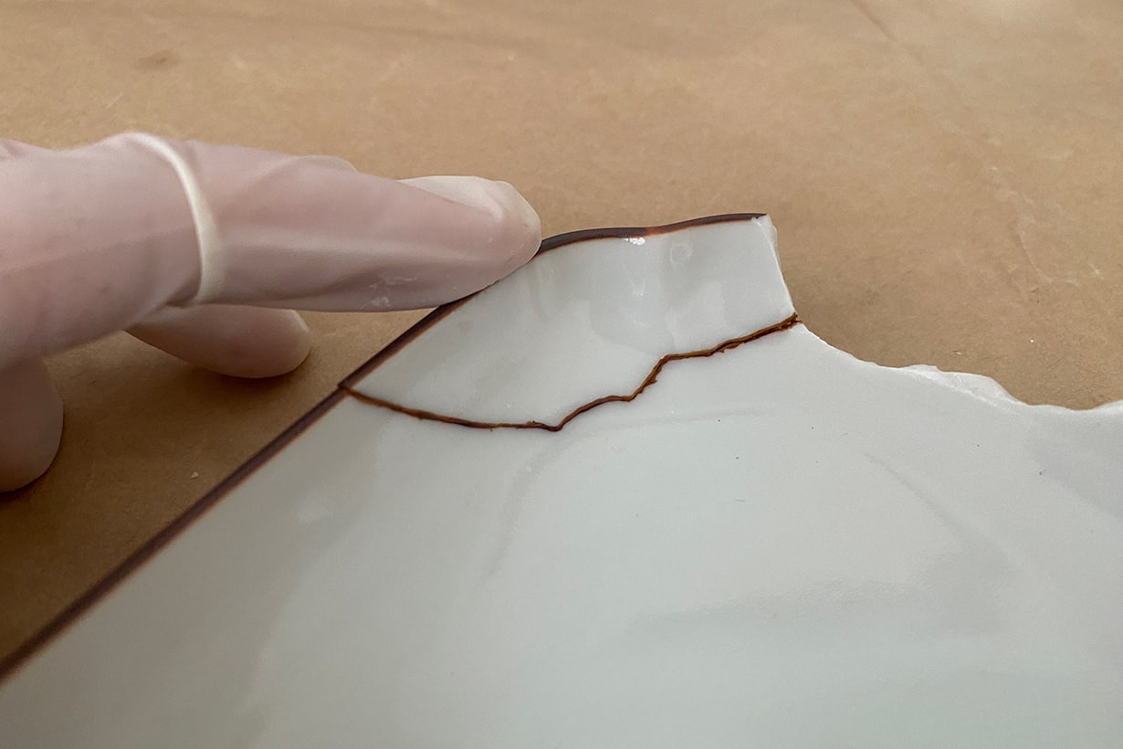 バキバキに割れた器が復活！ 初心者が漆を使った本格的な金継ぎに挑戦