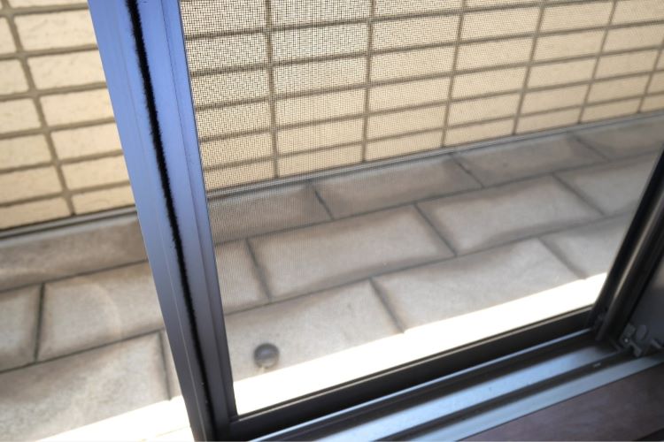 【外さず簡単】網戸掃除の正しい方法5選｜手軽にできるコツを掃除のプロが解説