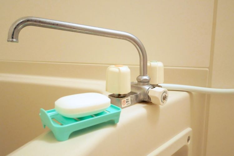 石けんカスの落とし方！ お風呂のガンコな石けんカスを落とすコツとは？