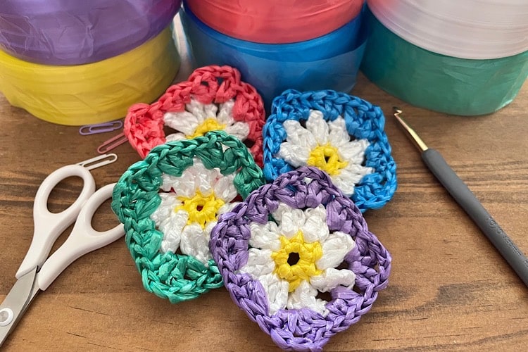 コーヒーをこぼしても汚れないコースターをビニールテープで編んでみる