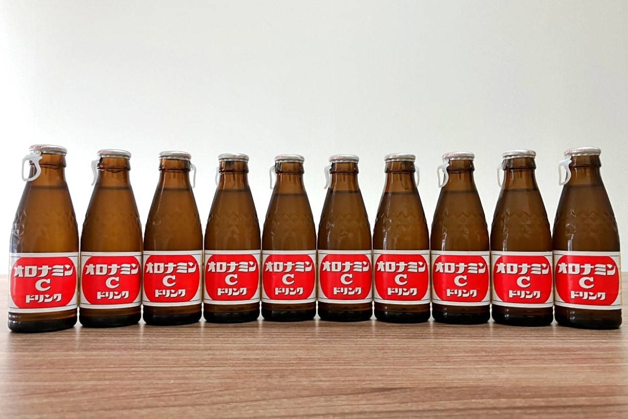 なぜ栄養ドリンクに炭酸を？ オロナミンCが世代を超えて愛される理由を