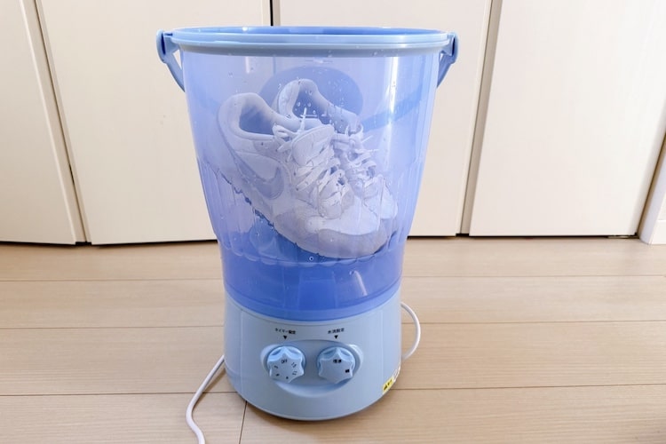 まだ靴をゴシゴシ洗ってるの？ バケツ型洗濯機の洗浄力が神すぎ。泥で汚れた野球のユニフォームも余裕