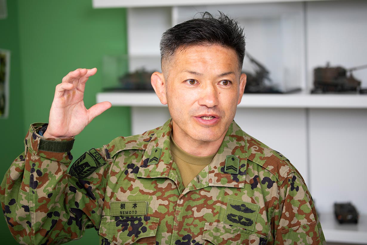 テープ選びの重要性を説明する根本さん