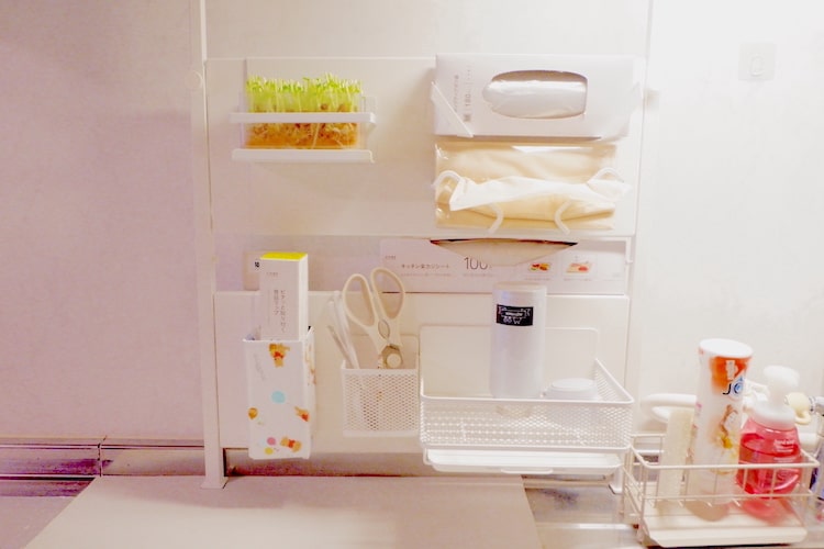 まだキッチンの収納浮かせてないの？ カインズの「キッチン突っぱり2WAYラック」で掃除と家事の効率が爆上がり