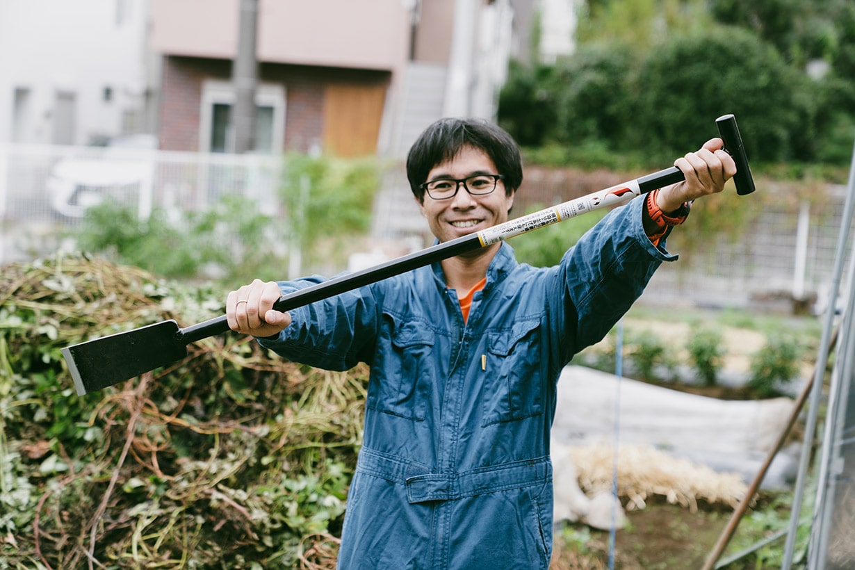 カインズで買った「山芋掘り両刃パイプ柄T型」で、長芋を収穫する 