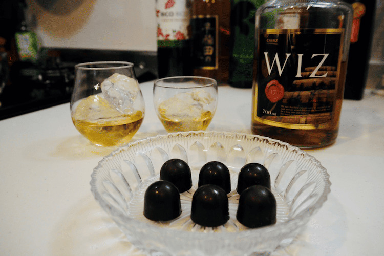 チョコにするとうまい酒はどれ？ カインズのいろんな酒で「ボンボンショコラ」を作ってみた
