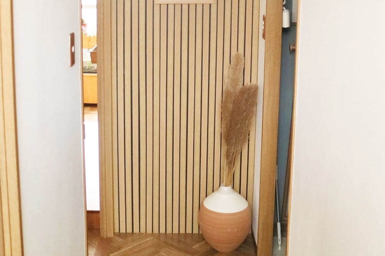 木目柄の木口テープでDIYしたスラットウォール