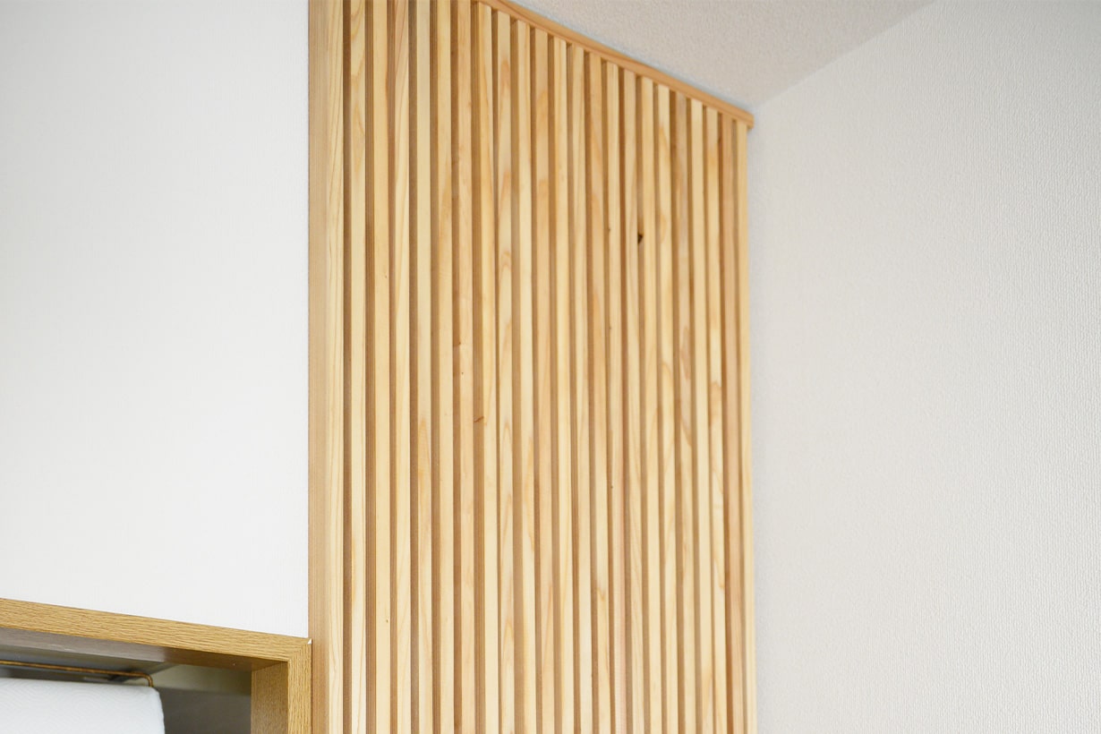格子状に組んだスラットウォールをはめるDIY