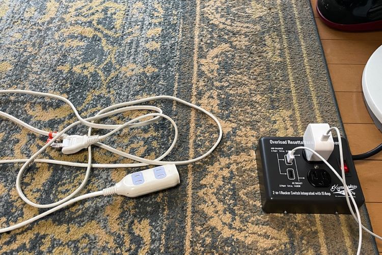 部屋がカッコ悪いと嘆くくらいなら、電源タップを変えればいい