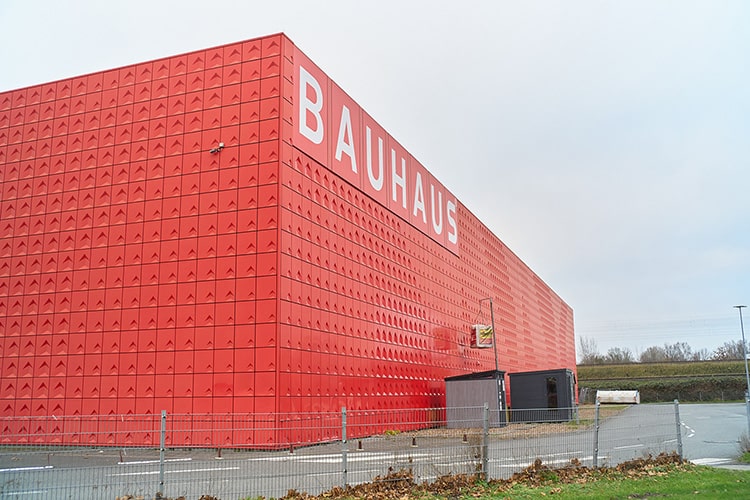 DIY大国・ドイツの巨大ホームセンターに潜入！ 普段遣いできる便利アイテムを探す