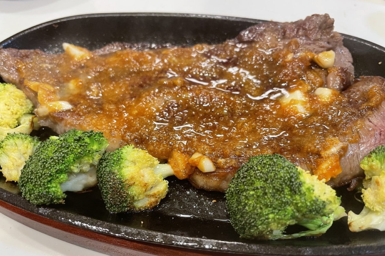 自宅でステーキ焼いたことある？ 鉄製ステーキ皿で食卓が一気に映える