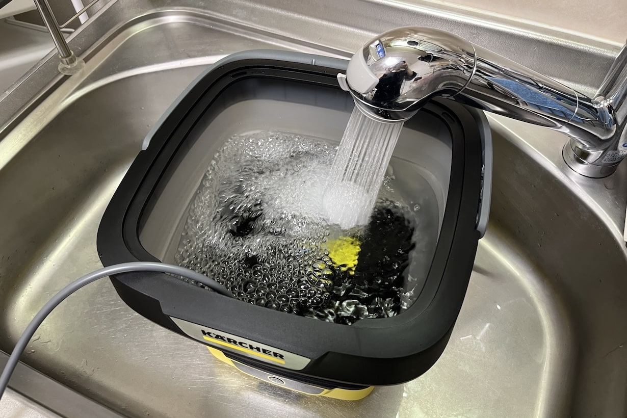 面倒なベランダ掃除に革命! 電源・水道不要の「折り畳みバケツ型 面倒なベランダ掃除に革命! 電源・水道不要の「折り畳みバケツ型