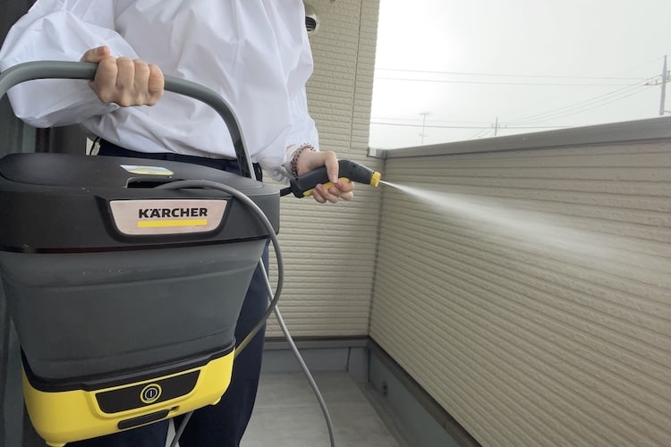 面倒なベランダ掃除に革命！電源・水道不要の「折り畳みバケツ型ケルヒャー」が神だった