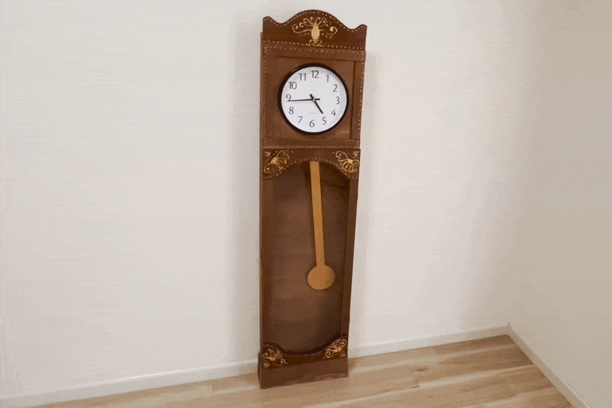 装飾的な文字盤と振り子を持つダークウッドの柱時計 装飾的な文字盤と振り子を持つダークウッドの柱時計