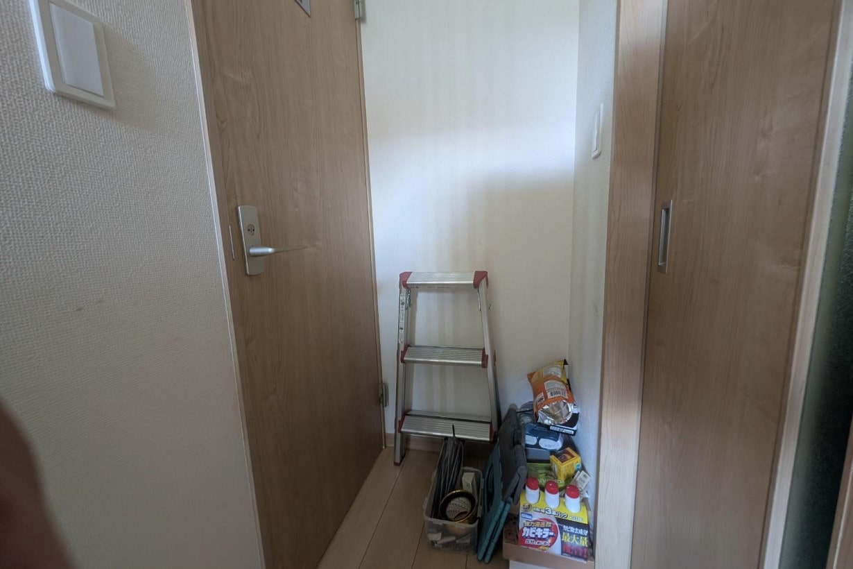 物置にいかがですか㉔ 玄関の“モノだらけ問題”、庭の物置でスッキリ解決できるのか試してみた