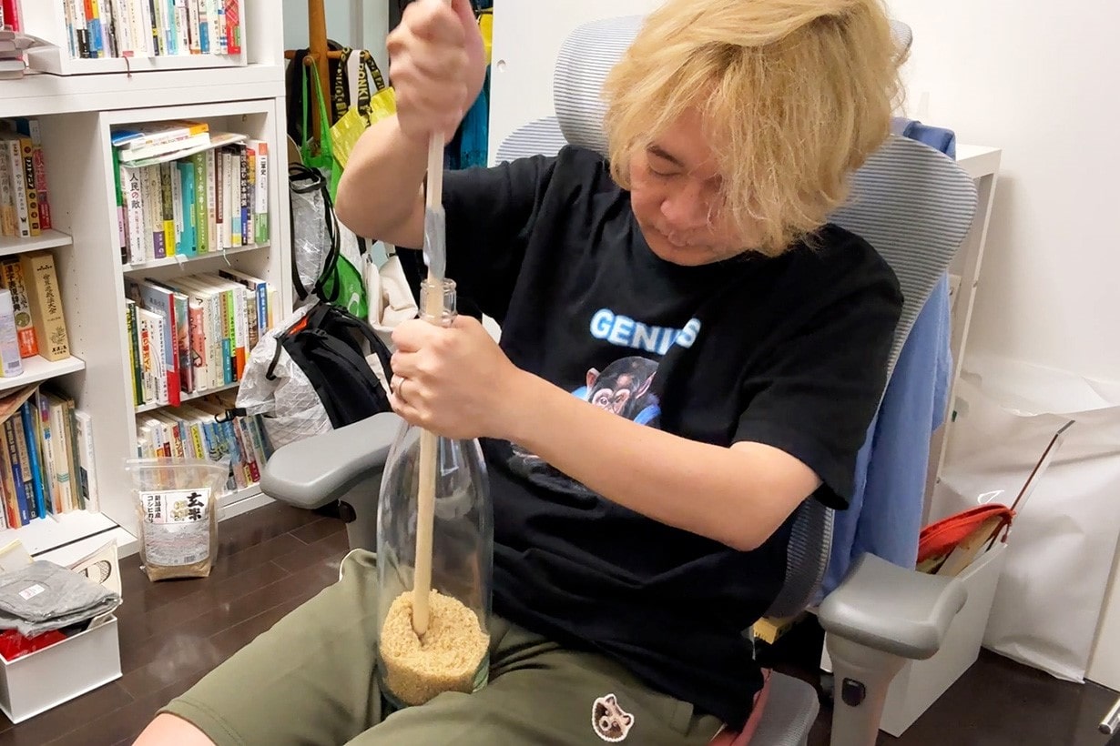 いやな予感は無視して延長したドラムスティックでガツガツとつく