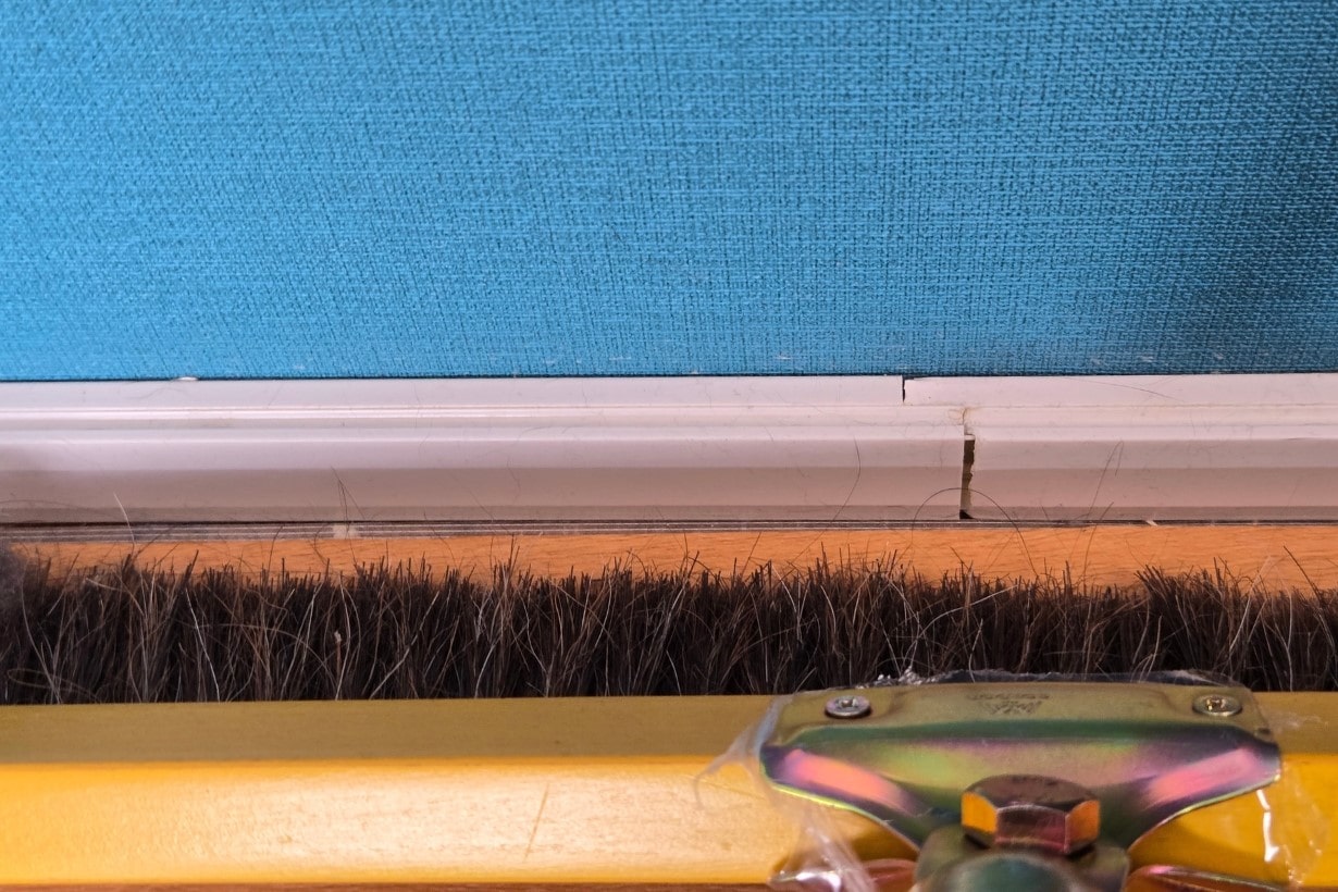 配線用コードカバーとクッションカバーでうっすら溝がある部分。こういう部分の掃除が超得意です。