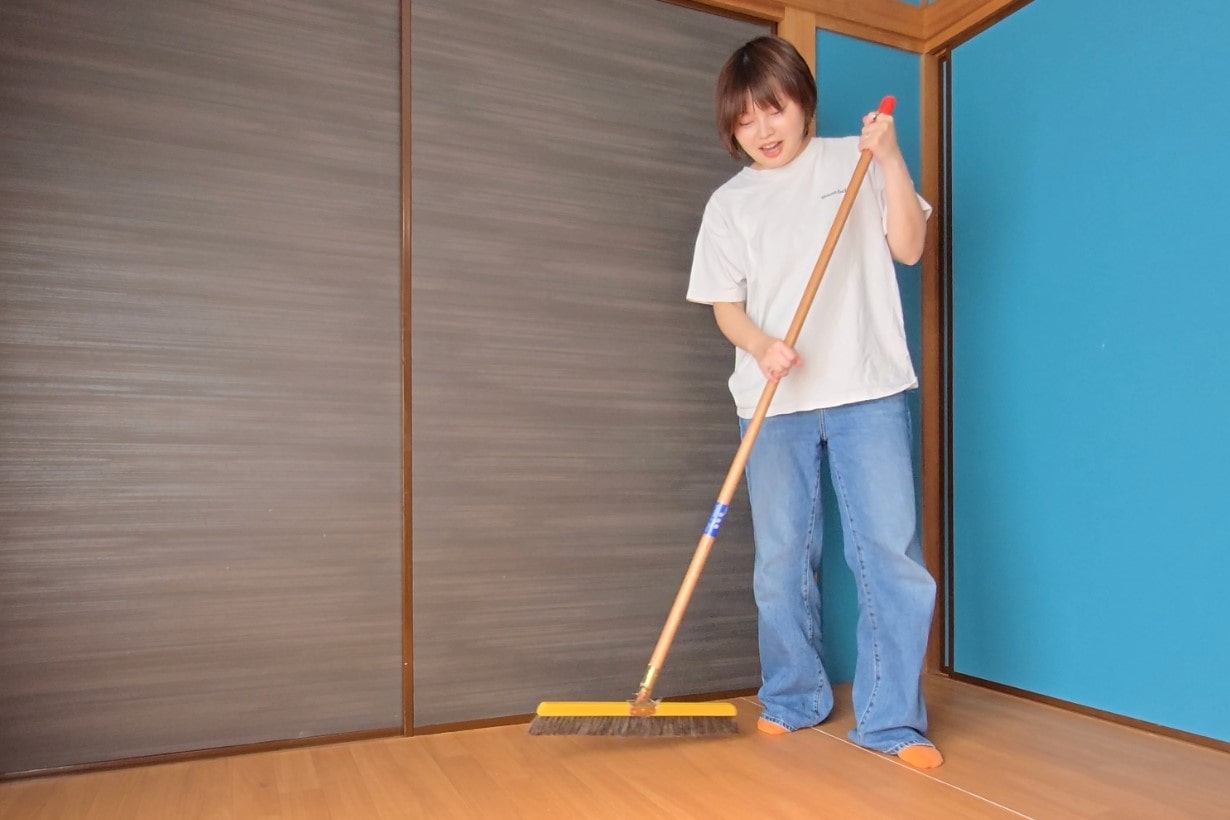 楽しそうに掃除する女性