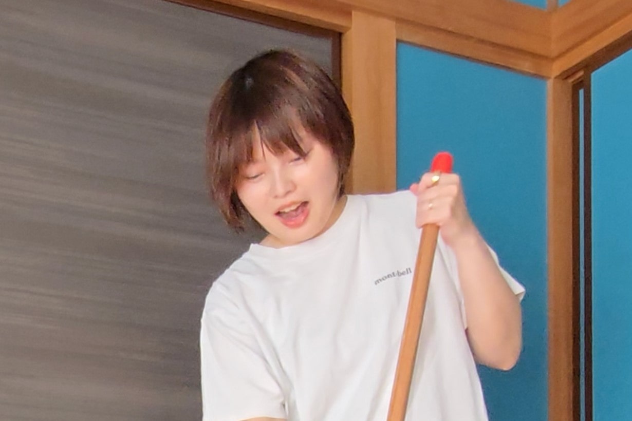 嬉しくて口角があがった顔