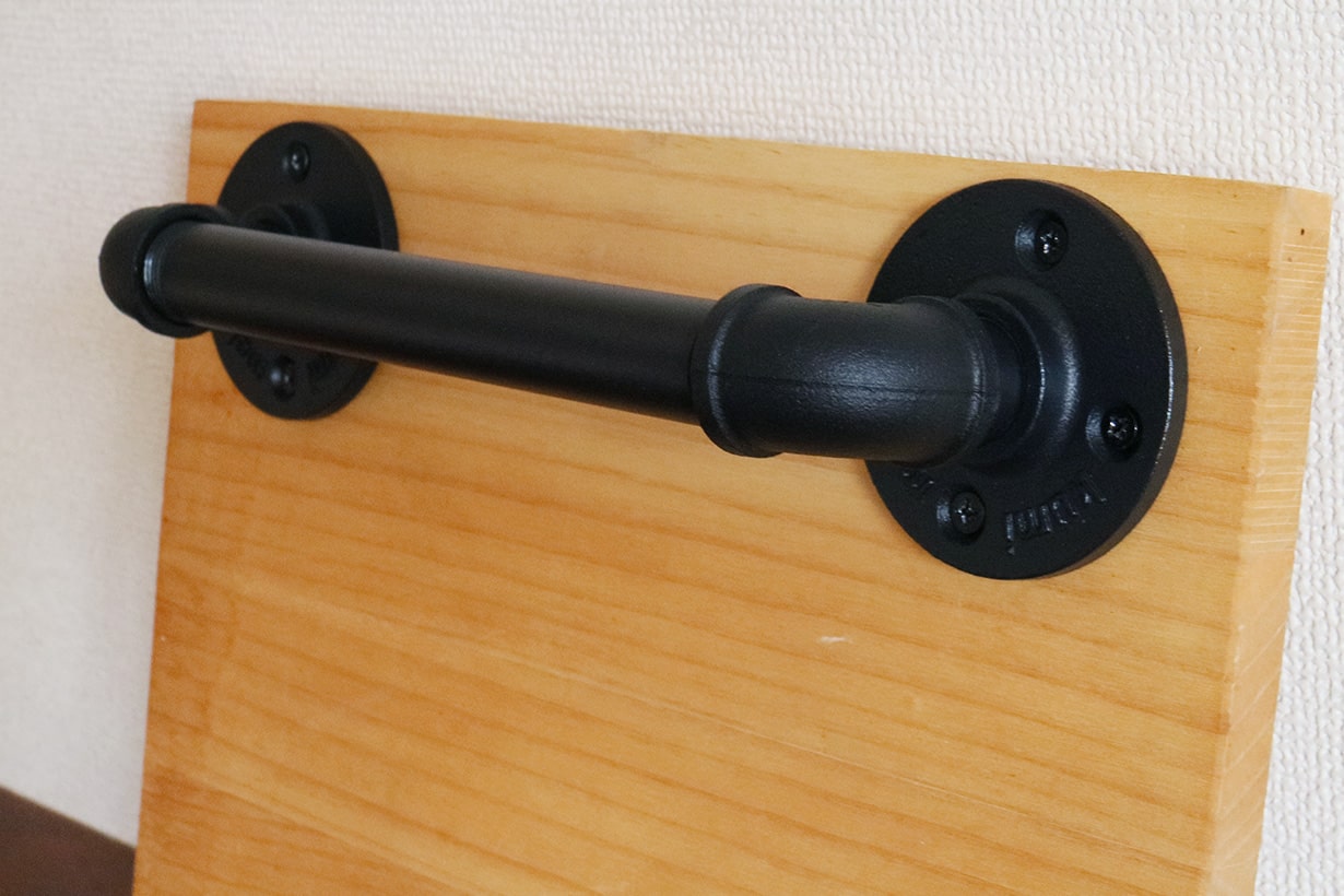 アイアン風パーツでパイプ棚をDIY コツをつかんで自由にアレンジ