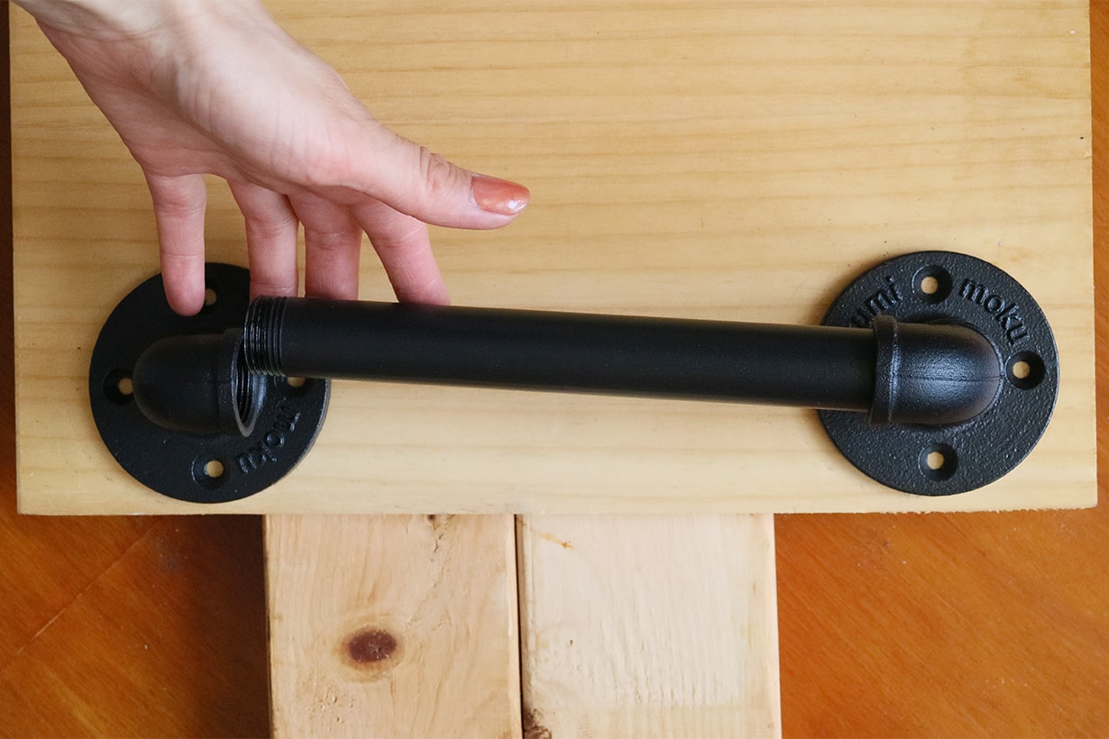 アイアン風パーツでパイプ棚をDIY コツをつかんで自由にアレンジ