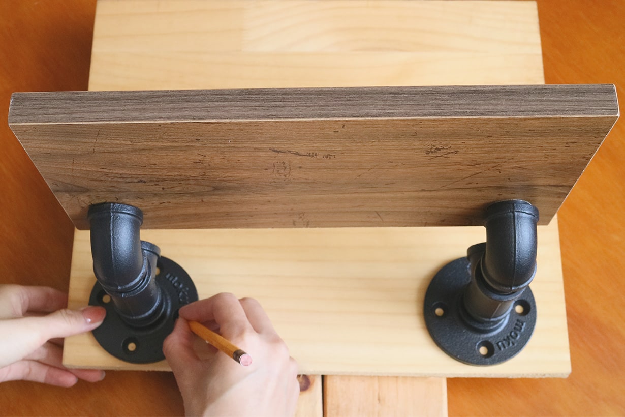 アイアン風パーツでパイプ棚をDIY コツをつかんで自由にアレンジ