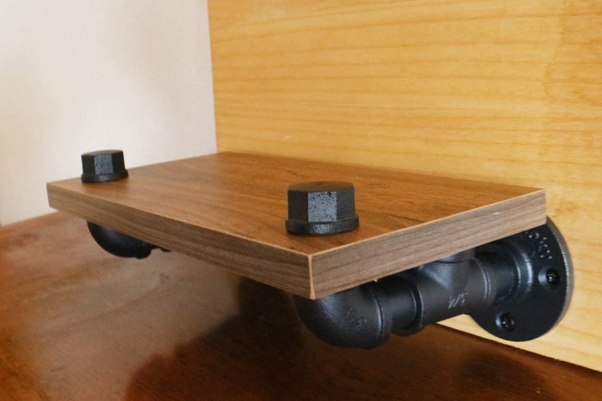 アイアン風パーツでパイプ棚をDIY コツをつかんで自由にアレンジ