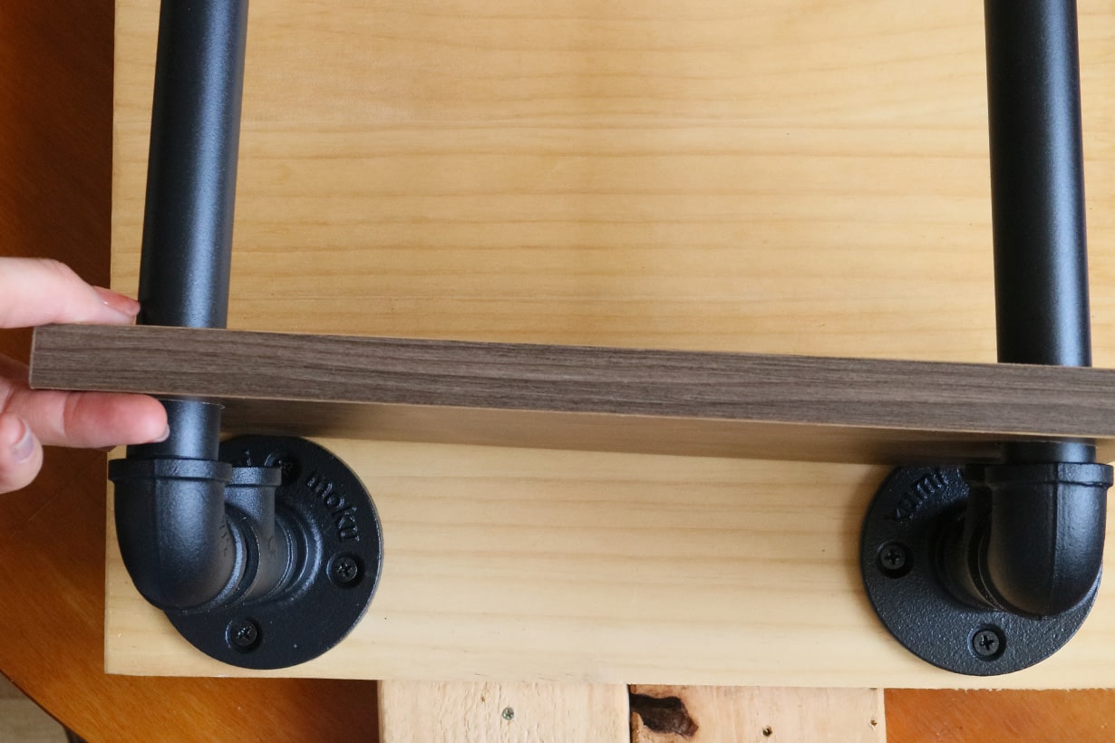 アイアン風パーツでパイプ棚をDIY コツをつかんで自由にアレンジ