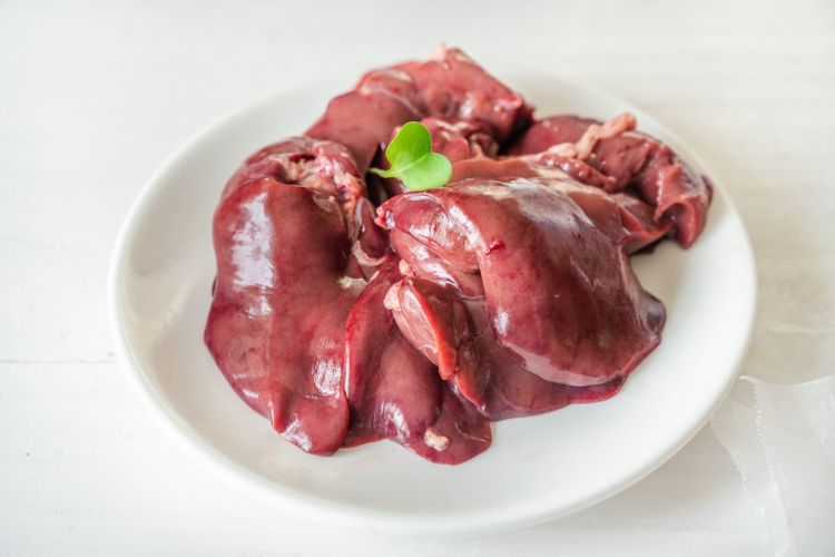 猫にレバーは少量ならあげても大丈夫？ 豊富な栄養成分、与え方の注意などを解説【獣医師監修】