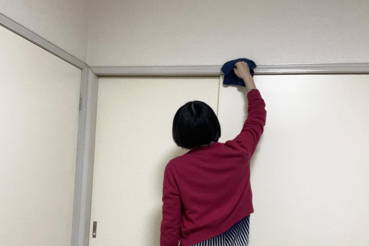 初めてドアの上も拭いてみた