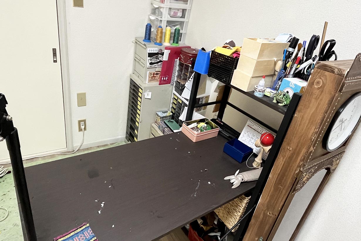 気づかなかったことにして、次は机を掃除していきます！