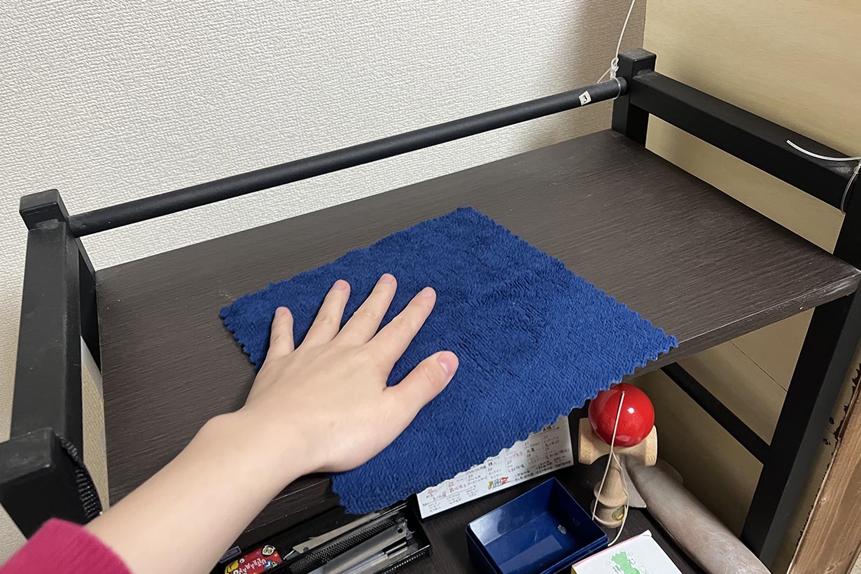 水に濡らしたクロスをよく絞り、机や棚を拭いていく