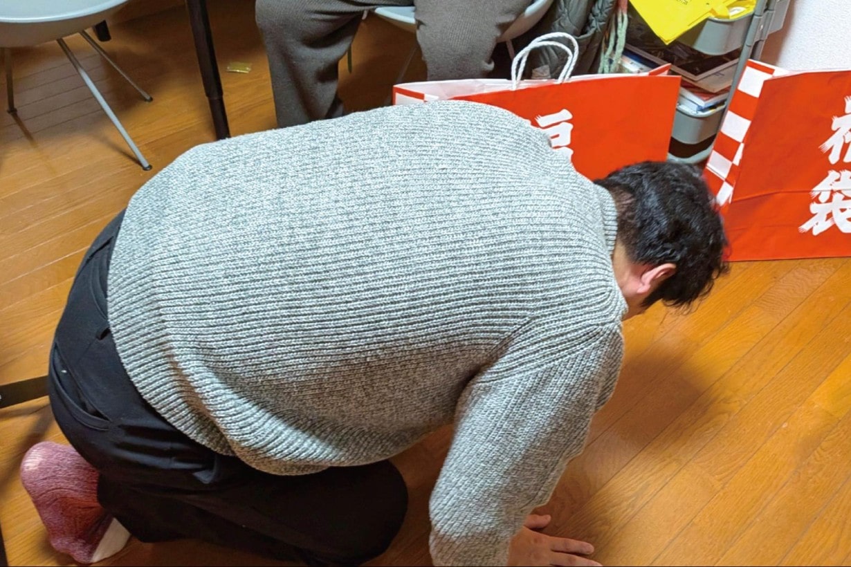 想定外のプレゼントに崩れ落ちる友人A