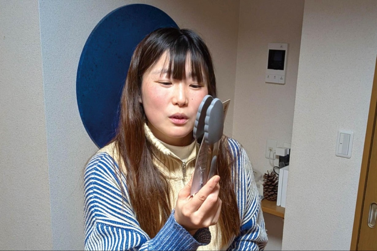 上をむけるとトングが閉まってロックもかかる