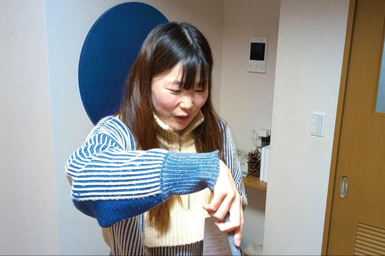 下をむけるとトングが開いて、