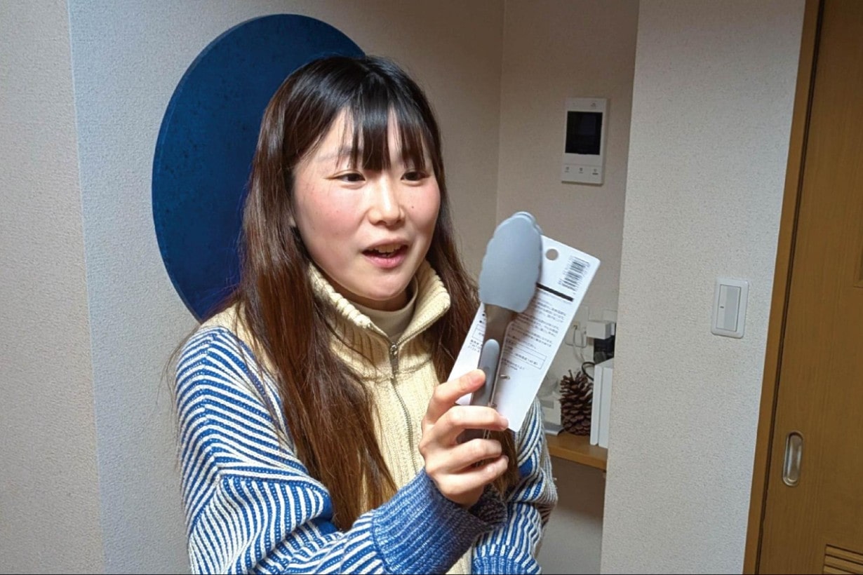 留め具なしでも片手で閉められる魔法のトング「ロックが簡単トング グレー 17.5cm」。まじですごい。まじですごいんですよ