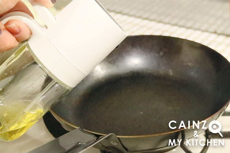 オイルスプレーで“油ドバッ”を解決。鉄フライパンのお手入れにも使えていいことずくめ