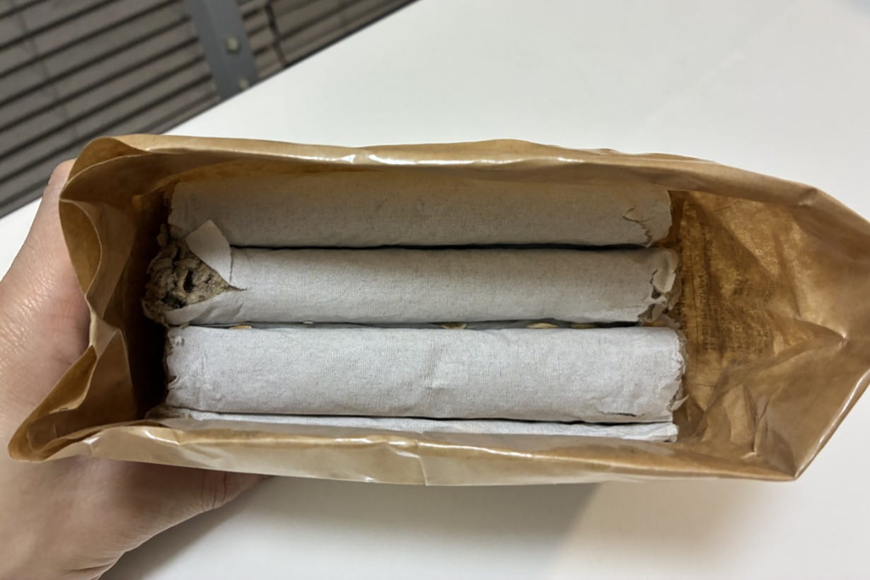 開けるとこんな感じ。ファンタジー作品に出てくる、美味しくないけどめちゃくちゃ腹持ちする携帯用ご飯みたいだ。