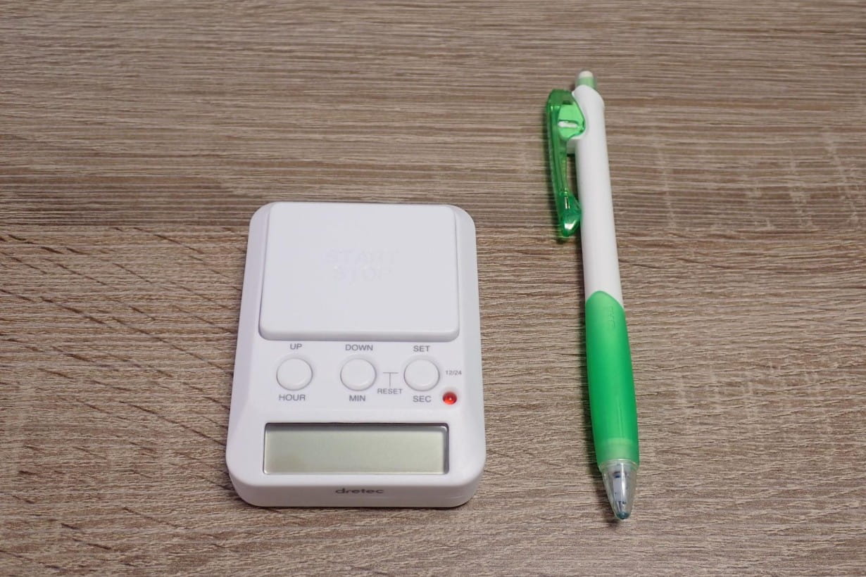 シャーペンと比べるとこの通り。想像の3倍小さかったんです!