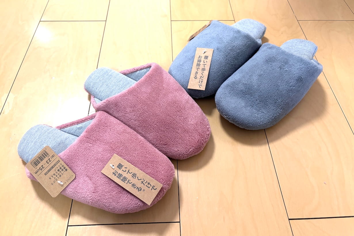 掃除機いらず!?】カインズの「洗えるお掃除スリッパ」履いたら床掃除の 