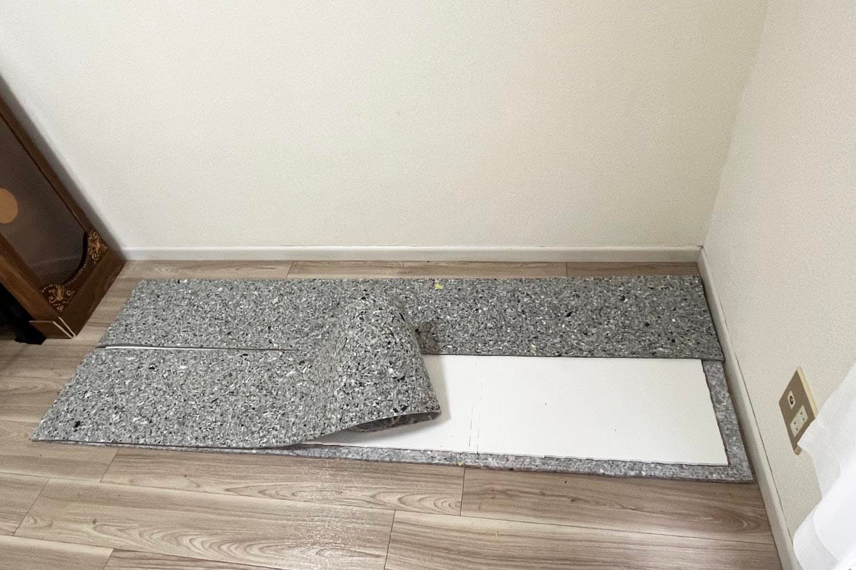 余った床マットを張り合わせていく