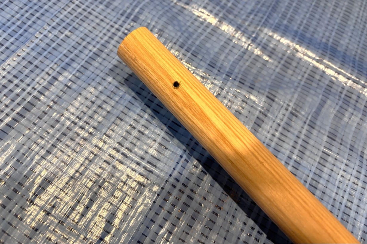 棒も上下にそれぞれ大小の穴をあけます