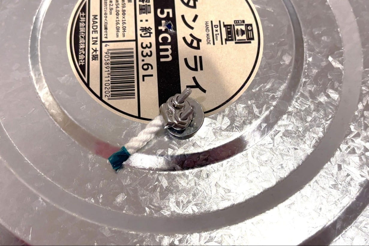 これならすっぽ抜ける心配はありません。念のためワッシャーを噛ませてタライが傷つかないようにしました
