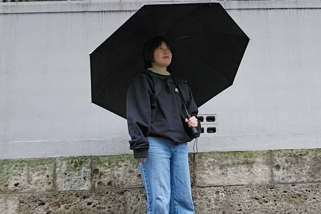 育児苦(いくじく)とも言える、、雨の日の保育園お迎えです。リュックに見える肩の紐は抱っこ紐……