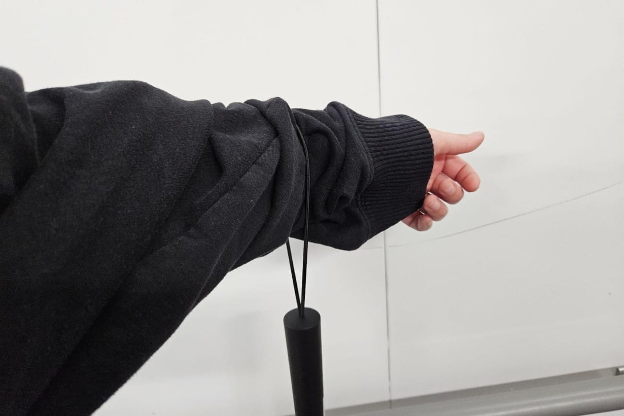 使わないときは腕にかけることもできるので携帯性もある! 助かる